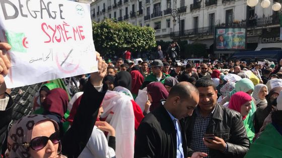 Les Algériens dans la rue ©Radio France - Wahiba Fillali