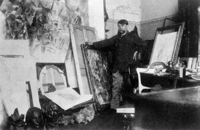Pablo Picasso, dans son atelier de Clichy en 1920