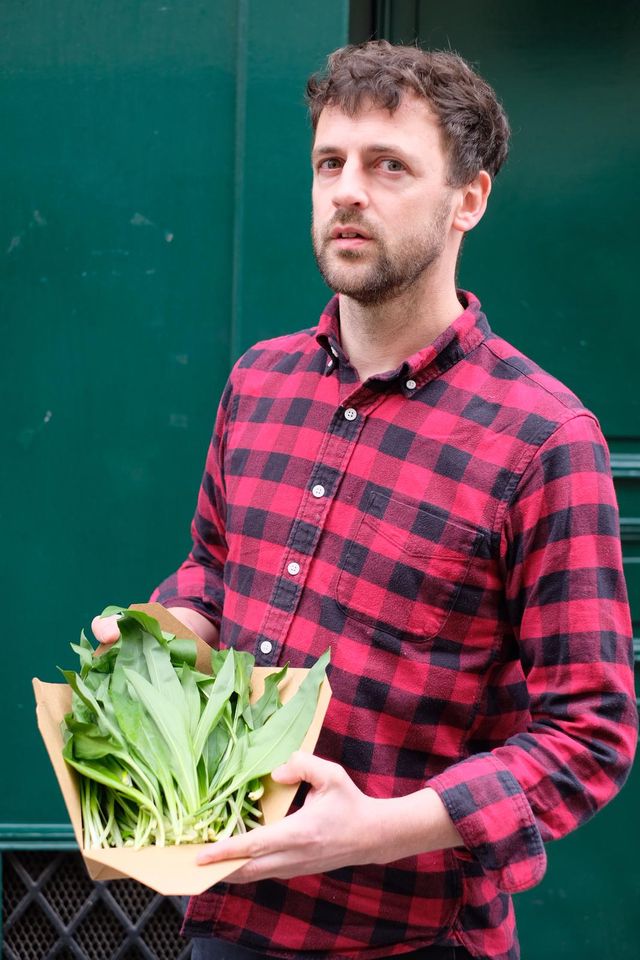 Portrait de Pierre-Edouard Robine avec ses feuilles d'ail