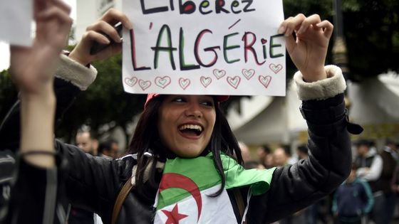 Une jeune femme tient une banderole portant l'inscription "Algérie libre" pendant une manifestation à Alger le 8 mars 2019. ©AFP - RYAD KRAMDI