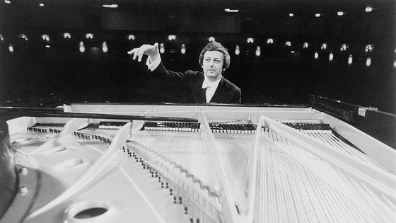 Andre Previn dirige l'Orchestre de Pittsburgh depuis le piano, 1977 ©Getty - Bettmann