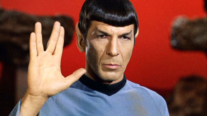 Leonard Nimoy incarne Mr Spock dans "Star Trek: la série originale". Il fait ici le salut vulcain, traditionnellement accompagné de ces mots "Longue vie et prospérité". ("live long and prosper")