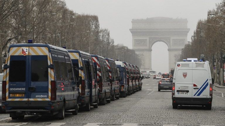 Véhicules de police sur les Champs-Élysées, le 23 mars 2019, alors que les manifestations ont été interdites sur l'avenue parisienne.