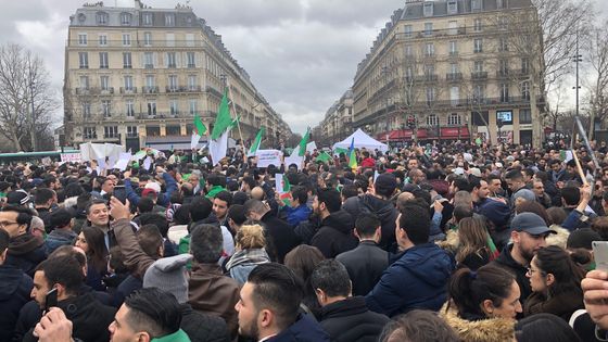 Des centaines d'algériens ont défilé place de la République à Paris contre un 5e mandat du président Bouteflika ©Radio France - Angélique Férat