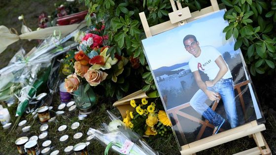 Une photo d'Ilan Halim près de mémorial de fortune à Sainte-Geneviève-des-Bois ©AFP - BERTRAND GUAY