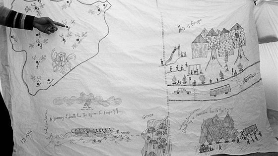 Un réfugié syrien a dessiné sur un drap son parcours depuis Raqqa qu'il désigne jusqu'au camp d'Idomeni, petit village grec, proche de la frontière avec la Macédoine, au printemps 2016 - Matthieu Chazal