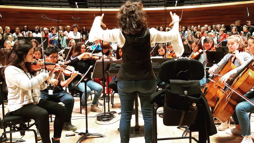 A gauche, Zein Nakhleh, Syrienne de 17 ans en terminale au lycée Charles de Gaulle de Damas en Syrie. Elle occupe le poste de premier violon de l'Orchestre des lycées français du monde