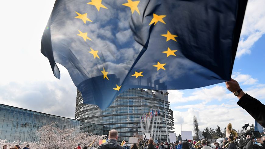 Des partisans de la réforme du droit d'auteur s'étaient donnés rendez-vous devant le Parlement européen de Strasbourg le 26 mars à l'occasion du vote des eurodéputés sur ce texte.