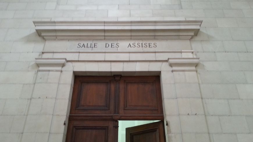 L'entrée de la salle d'audience des assises des Pyrénées-Atlantiques
