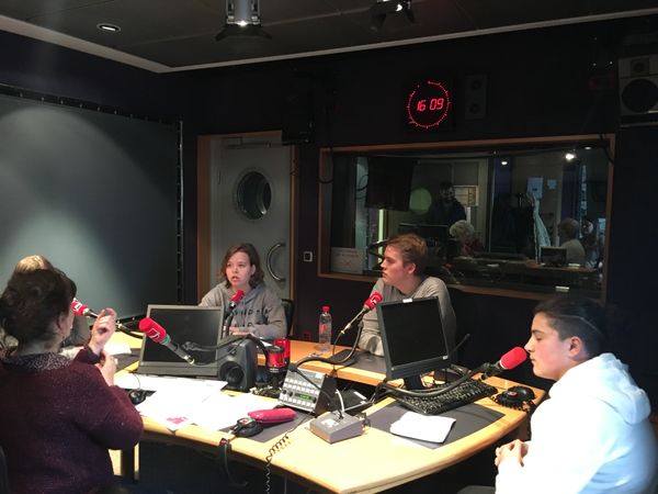 Léa, Loïcia et Hugo du lycée Paul Doumer font de la radio et interrogent Joel Järventausta
