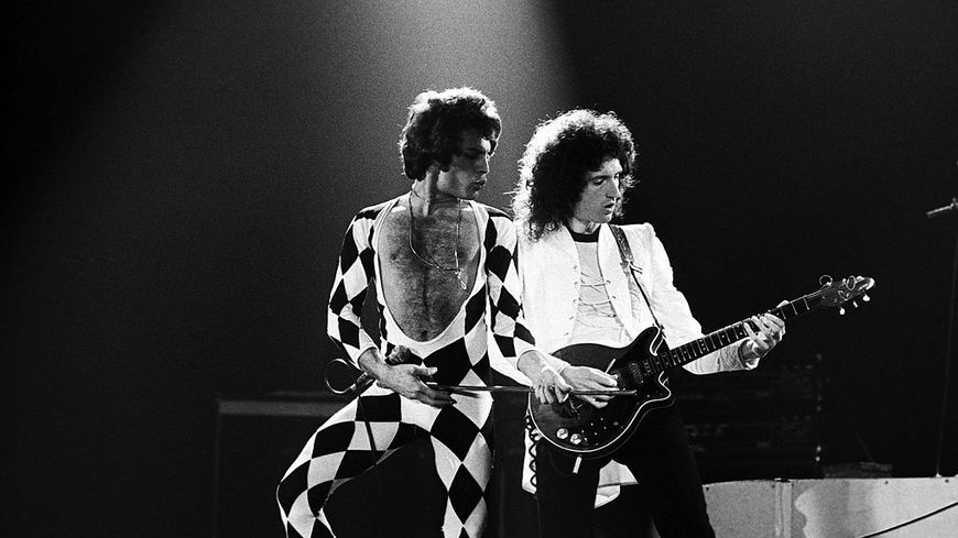 Freddie Mercury et Brian May du groupe Queen durant un concert en 1978
