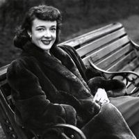 Micheline Presle le 17 mars 1948 dans un square de Londres.