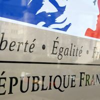 Comment s’incarne la devise "liberté, égalité, fraternité" dans les institutions et services publics de notre Cinquième République ?