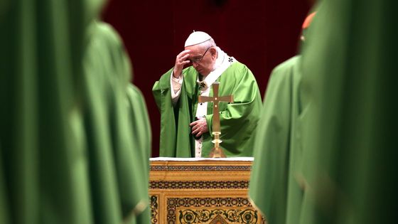 Le pape François, entouré de cardinaux et d’évêques, assiste à une messe de clôture de la réunion "La protection des mineurs dans l’Église" au Palais de Regia, le 24 février 2019, à la Cité du Vatican. ©Getty - Photo by Franco Origlia/Getty Images