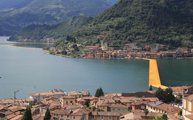 Christo a relié plusieurs îles et points côtiers du lac d'Iseo