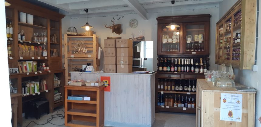 L'entrée du site donne directement sur l'épicerie