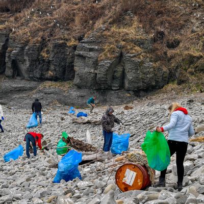 Bénévoles nettoyant le phare Basargin à Vladivostok, en Russie