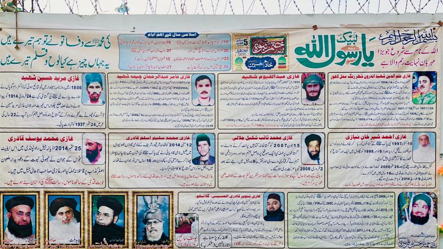 Cette affiche rend hommage à des Pakistanais qui ont tué des personnes au nom du blasphème, dans le mausolée de Mumtaz Qadri, lui-même auteur d'un tel crime.