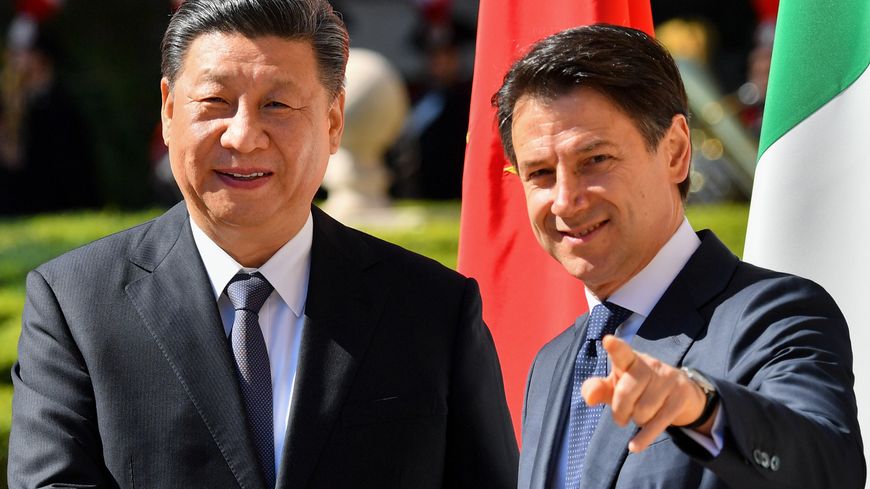 Giuseppe Conte, le chef du gouvernement italien, semble montrer au président chinois où il faut aller mais c'est bien Xi Jinping qui dirigue la manœuvre.