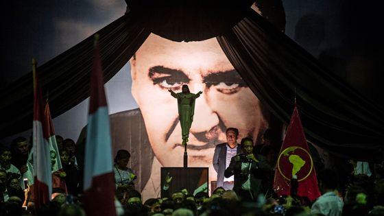 Au siège du parti de l'Alliance populaire révolutionnaire américaine à Lima, les partisans de l'ancien président péruvien Alan Garcia assistent à sa veillée funèbre. ©AFP - ERNESTO BENAVIDES