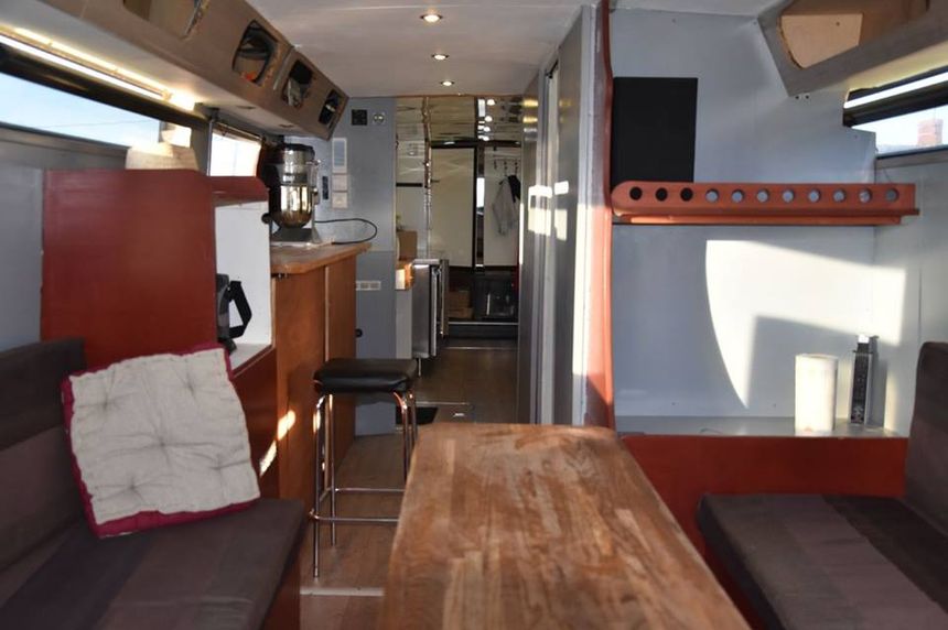 Le bus aménagé que souhaite acheter Julie Hamzaoui pour son food-truck vegan