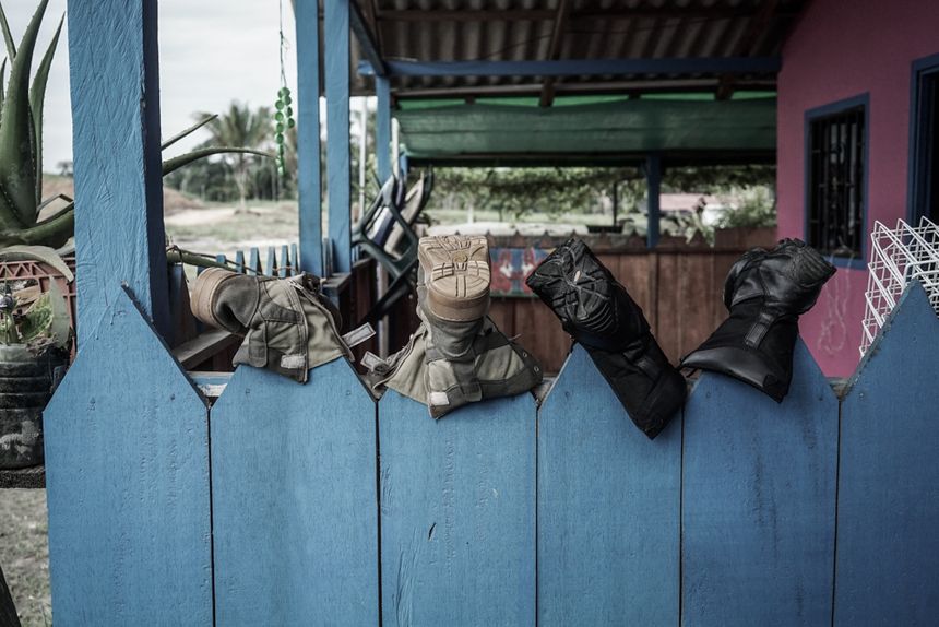 Les bottes de Noé, le chef du village, accrochées à l’entrée de sa maison. En voyant Felipe prendre la photo, il lui dit sur le ton de la plaisanterie : “On n’a pas encore raccroché les bottes”