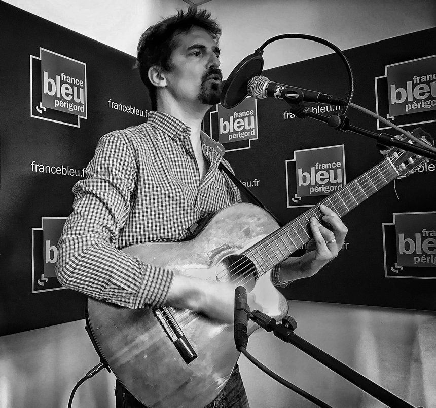 Guilhem en studio à France Bleu