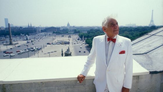 Le chef d'orchestre Leonard Bernstein décoré de la Légion d'honneur le 19 juin 1986 à Paris, France ©Getty - Chip HIRES / Gamma-Rapho