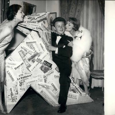 Mai 1957 : Philippe Bouvard du "Figaro" est proclamé Meilleur Communiste de Paris, ici entouré de Jacqueline Gauthier et Rosine Lucuet, deux jeunes actrices, chez Lassere, où le prix a été décerné.