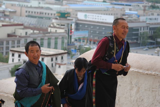 Partager des moment de spiritualité avec les pèlerins à Lhasa au Tibet