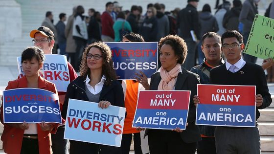 Des partisans de la discrimination positive brandissent des pancartes devant la Cour suprême le 10 octobre 2012 à Washington D.C. ©AFP - MARK WILSON / GETTY IMAGES NORTH AMERICA / AFP