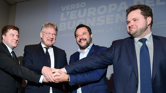Olli Kotro, chef du parti Les vrais Finlandais, Joerg Meuthen, porte-parole de l'AfD, Matteo Salvini, leader de la Ligue du Nord et Anders Primdahl Vistisen, membre du Parti du populaire danois se sont réunis lundi à Milan. ©AFP - MIGUEL MEDINA / AFP