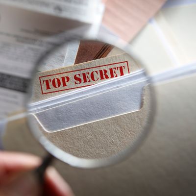 Examen d'un fichier top secret à la loupe