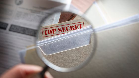 Examen d'un fichier top secret à la loupe ©Getty - DNY59