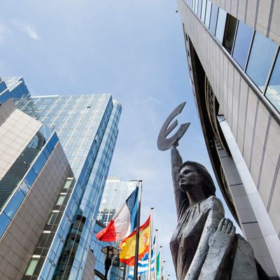 Statue de bronze "Europe" devant les buildings du Parlement européen à Bruxelles.