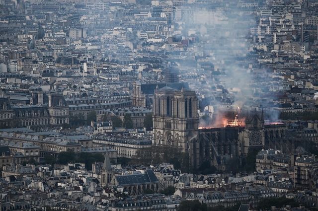 L'incendie de Notre-Dame-de-Paris vu depuis le ciel de Paris