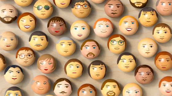 Personages déssinés sur des boules en bois. ©Getty - David Malan