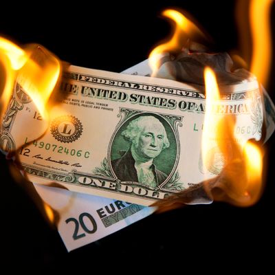 Billets américains et européens en feu