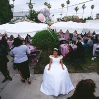 Iris Garcia lors de sa Quinceañera, traditionnel rituel du 15e anniversaire marquant le passage de l’enfance à la féminité dans la culture latino, 6 avril 2002, à Pico-Union, quartier animé d’immigrants latinos à à Los Angeles, Californie,.