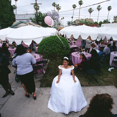 Iris Garcia lors de sa Quinceañera, traditionnel rituel du 15e anniversaire marquant le passage de l’enfance à la féminité dans la culture latino, 6 avril 2002, à Pico-Union, quartier animé d’immigrants latinos à à Los Angeles, Californie,.