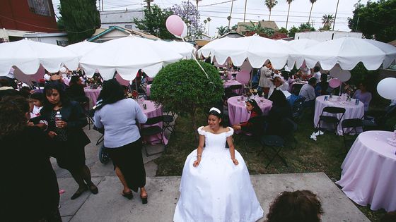 Iris Garcia lors de sa Quinceañera, traditionnel rituel du 15e anniversaire marquant le passage de l’enfance à la féminité dans la culture latino, 6 avril 2002, à Pico-Union, quartier animé d’immigrants latinos à à Los Angeles, Californie,. ©Getty - Gilles Mingasson/Getty Images)