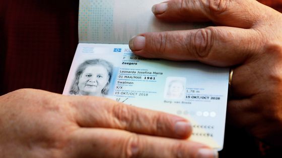 Le premier passeport ne mentionnant pas de sexe a été délivré aux Pays-Bas après qu'un tribunal eut décidé plus tôt en 2018 qu'un troisième sexe, ni masculin ni féminin, devait être reconnu ©Maxppp - BAS CZERWINSKI/EPA/Newscom