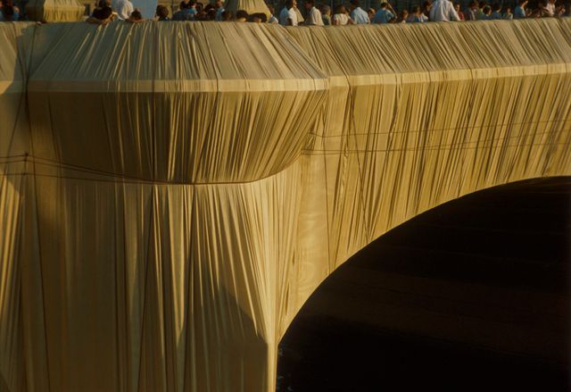 Les artistes ont utilisé du polyester ocre-jaune pour leur installation