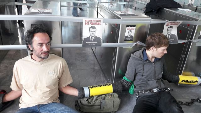 Dans la tour EDF, ils ont fait en sorte d'empêcher les entrées et sorties du bâtiment, avant d'être à leur tour bloqués par la sécurité