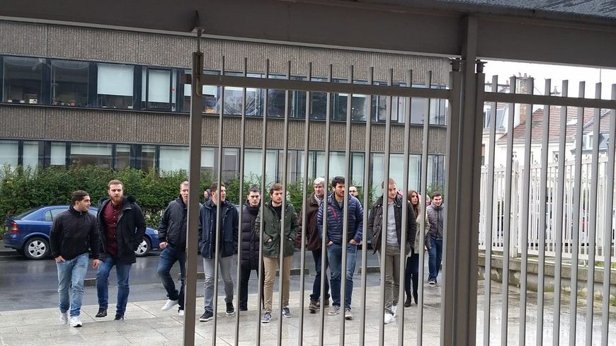 Maxime Beux et des camarades lors du procès de 7 supporters corses en appel à Reims en décembre 2016.