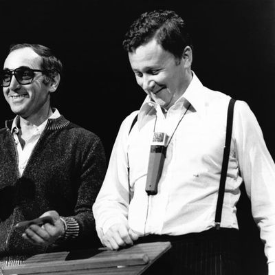 Paris, janvier 1975 : Charles Aznavour et Philippe Bouvard sur le plateau de son émission de télévision "Bouvard en liberté".