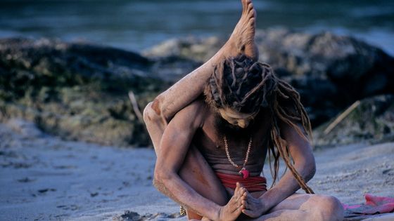Sadhu pratiquant le yoga près des rives du Gange ©Getty - Frédéric Soltan