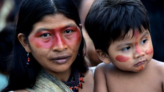 Une femme Waorani et son fils participent à une manifestation à Puyo en Equateur, pour s'opposer à l'exploitation de pétrole sur leur territoire, 11 avril 2019. ©AFP - Rodrigo BUENDIA