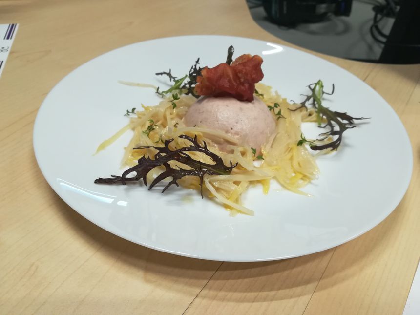 Spaghettis d'asperges des Landes et dôme de mousse au jambon de Pays.