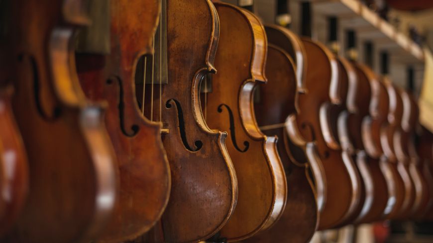 Dans un atelier de lutherie de violons et altos...